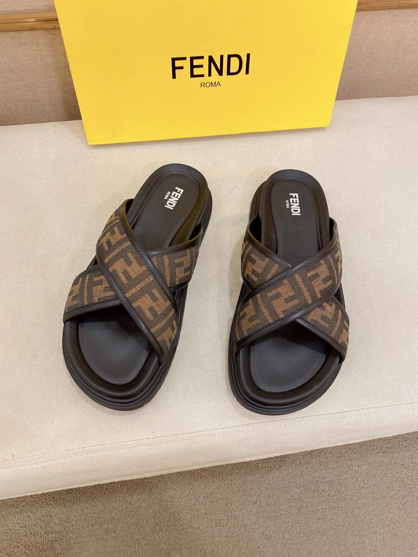 Factory price: 320💰 [Fendi Slippers] High-end brand of men's shoes, official website 1:1 latest masterpiece: original mold customization, the fabric is made of imported original materials, upgraded outsole, lighter and non-slip. The market's top quality, simple yet tasteful, a must-have for fashionistas, fashionable at your feet, full of confidence, the same style at the counter 👍The season of summer slippers is here. Code: 38-44 (45 is custom-made and cannot be returned or exchanged)
